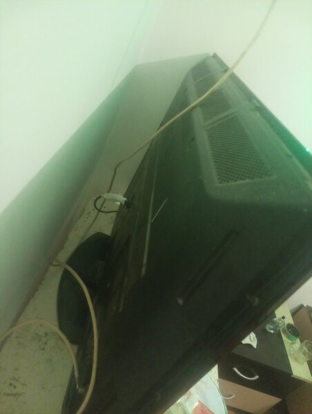 Televizorul LG este folosit, dar functioneaza foarte bine prin HDMI.