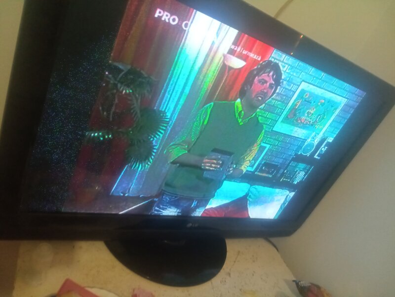 Televizorul LG este folosit, dar functioneaza foarte bine prin HDMI.